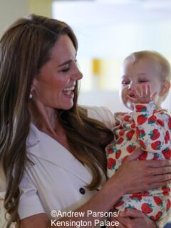 The Princess Brings Back Flippy Wiggle Dress for Evelina Children&rsquo;s Hospital Visit