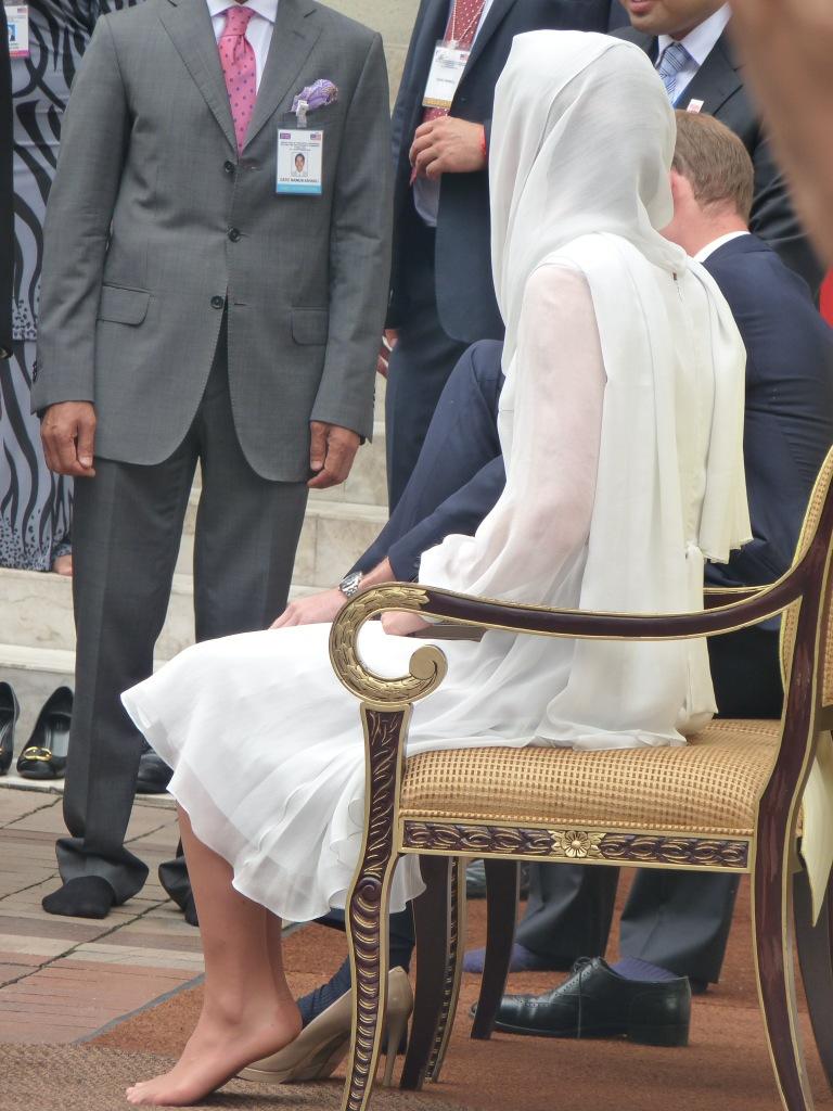 Kate Middleton bare feet mosque Archives - What Kate Wore