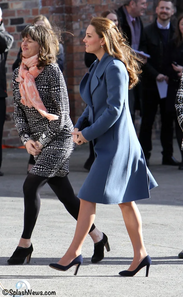 Verslinden voordeel Bedenk Kate in Max Mara & Seraphine for Visits to Emma Bridgewater Pottery & Cape  Hill Children's Centre – What Kate Wore
